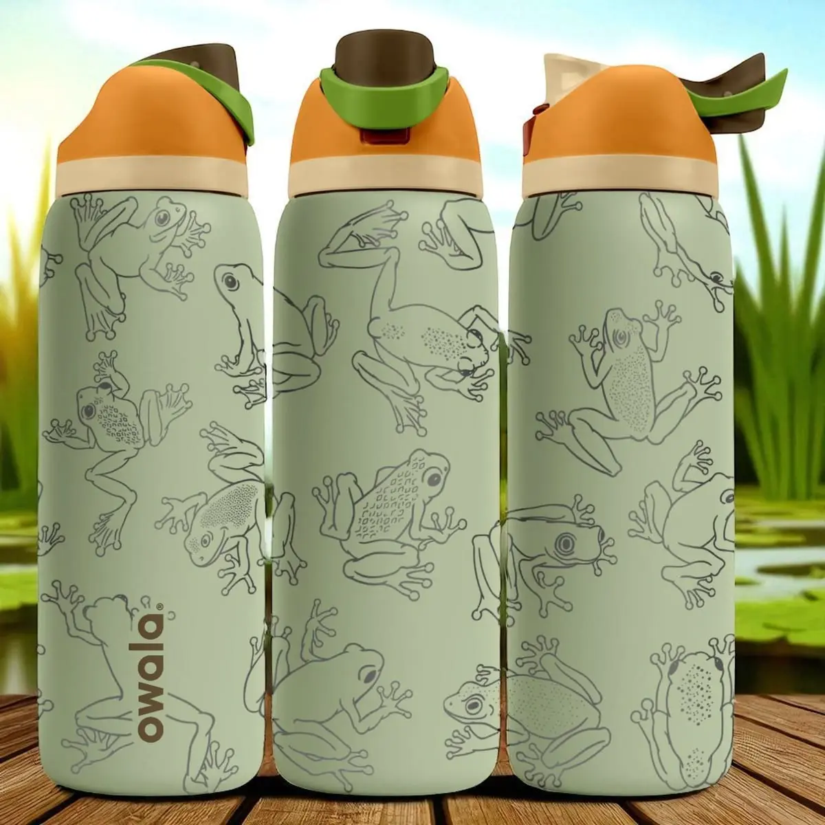 Owala FreeSip Frog Print Water Bottle – Green Insulated Stainless Steel Bottle with Straw Lid, Leakproof Sports Bottle for Kids and Adults