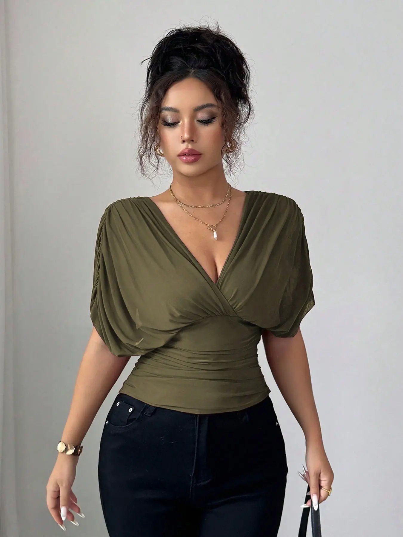 A women's solid color fashionable elegant hot girl style Blouse deep V-neck ruffled shoulder waist-cinching top, suitable for summer, daily commuting, casual wear, and vacation.