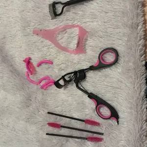 Eyelash Tool with Combed Eyelash Curler Set, Eyelash Makeup Tool for Curl Effect, Comes with Eyelash Brush, 4 Mascara Brushes, 3-in-1 Lash Cards, 2 Eyelash Replacement Combs and 6 Replacement Eyelash Curler Pads, Curl Lashes