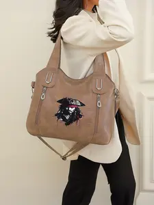 This leather tote bag features a Captain Jack Sparrow design from the Caribbean and a zip closure. It's a perfect back-to-school or New Year's gift.