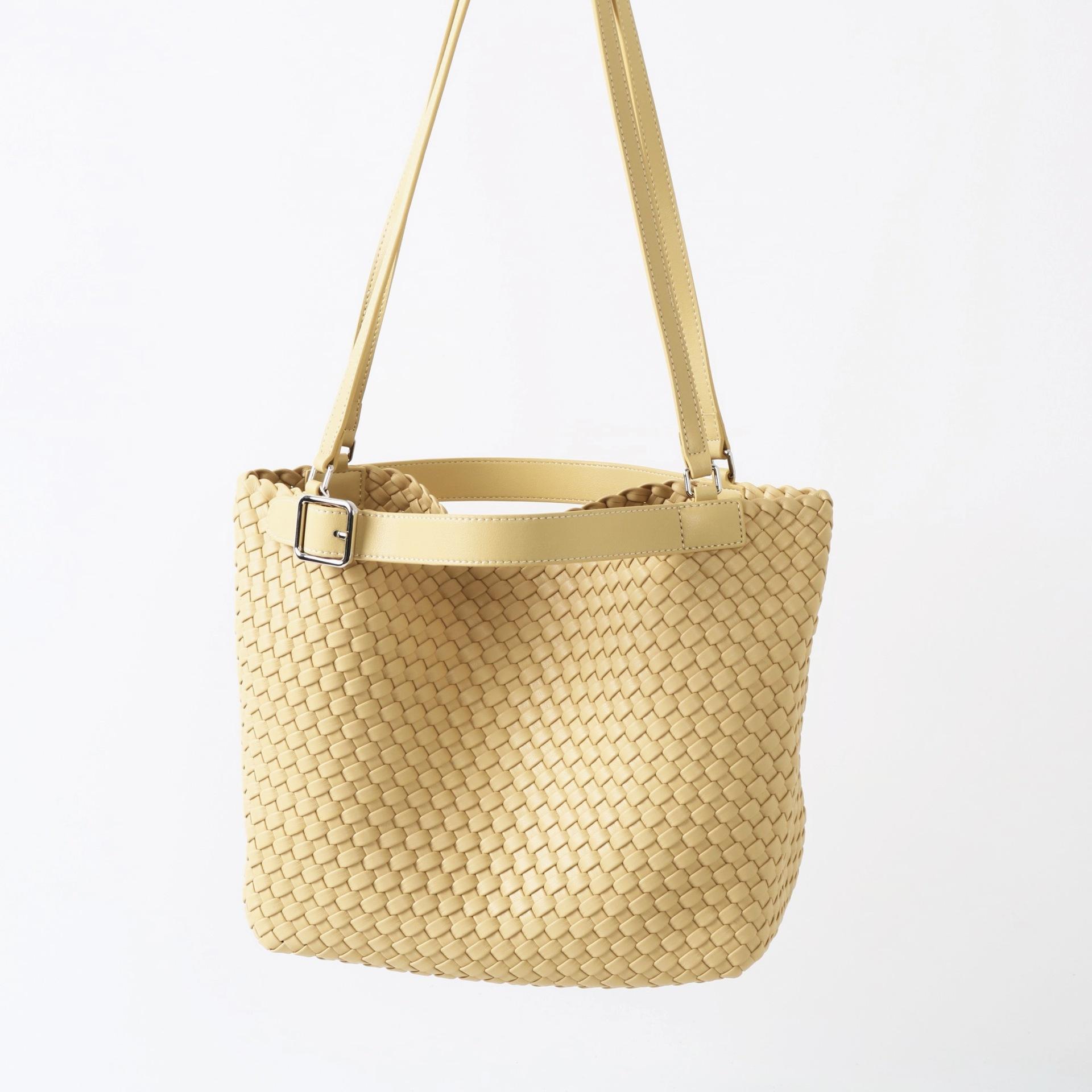 Elegant Woven Leather Shoulder Bag for Women Large Capacity Tote Stylish Durable Design Perfect for Everyday Use