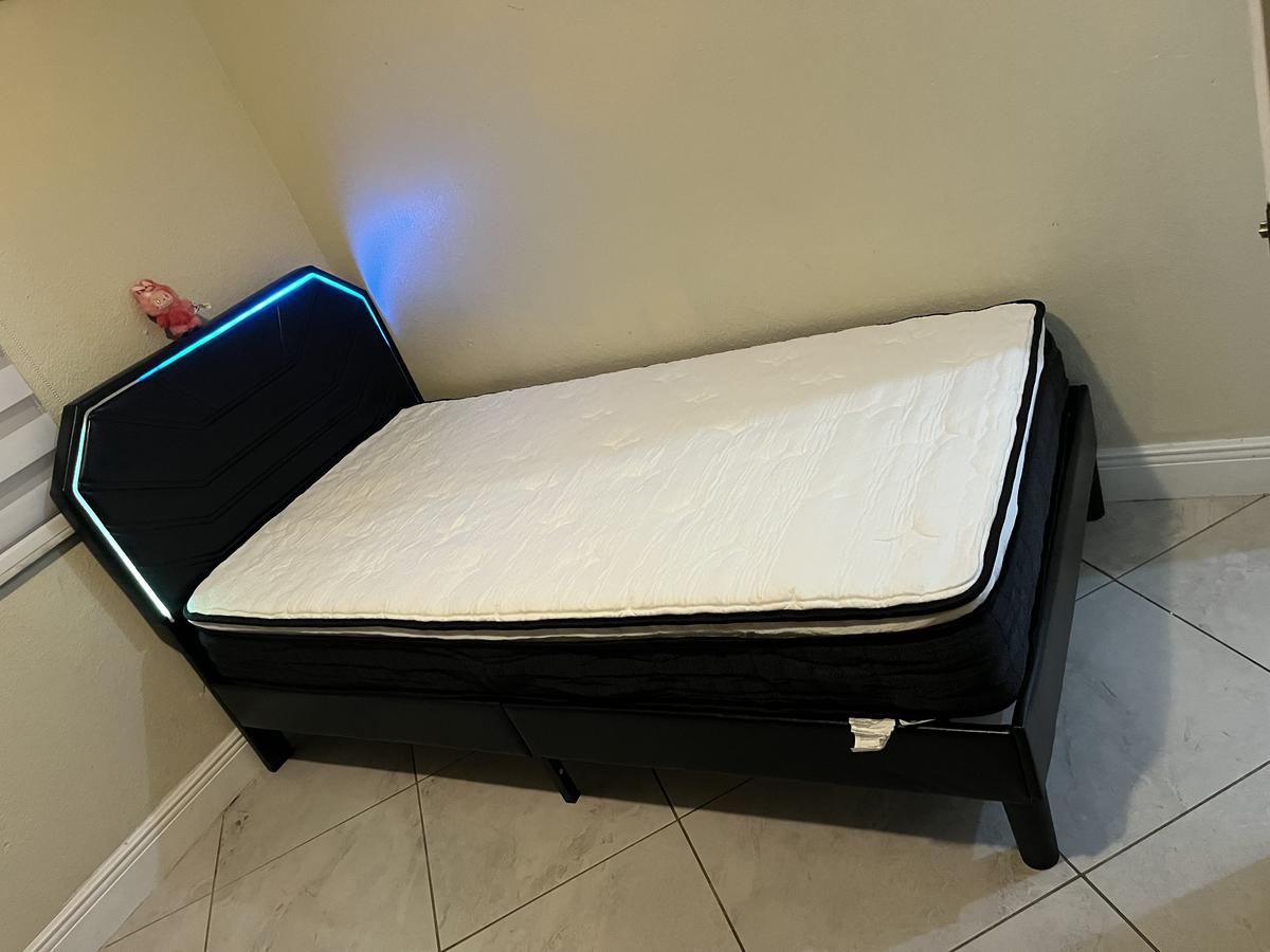 Item: Simple style, 10 Inch Twin