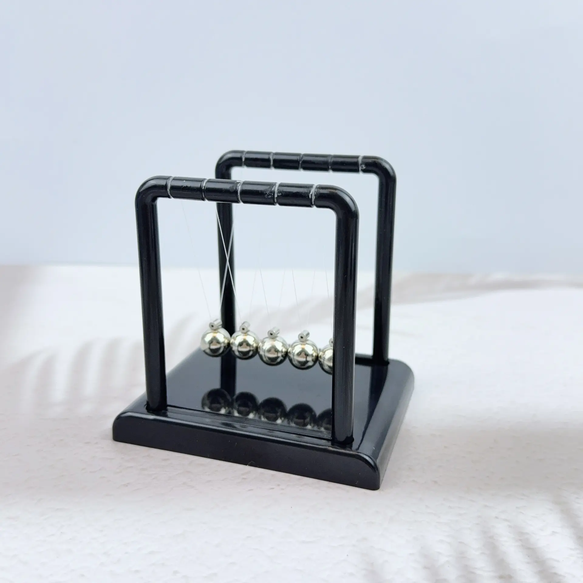 Plastic Newton Cradle Balance Balls, Stress Relief Desktop Fidget Toy, Swinging Pendulum Physics Ball Ornament, Creative Decor Gift for Office & Home
