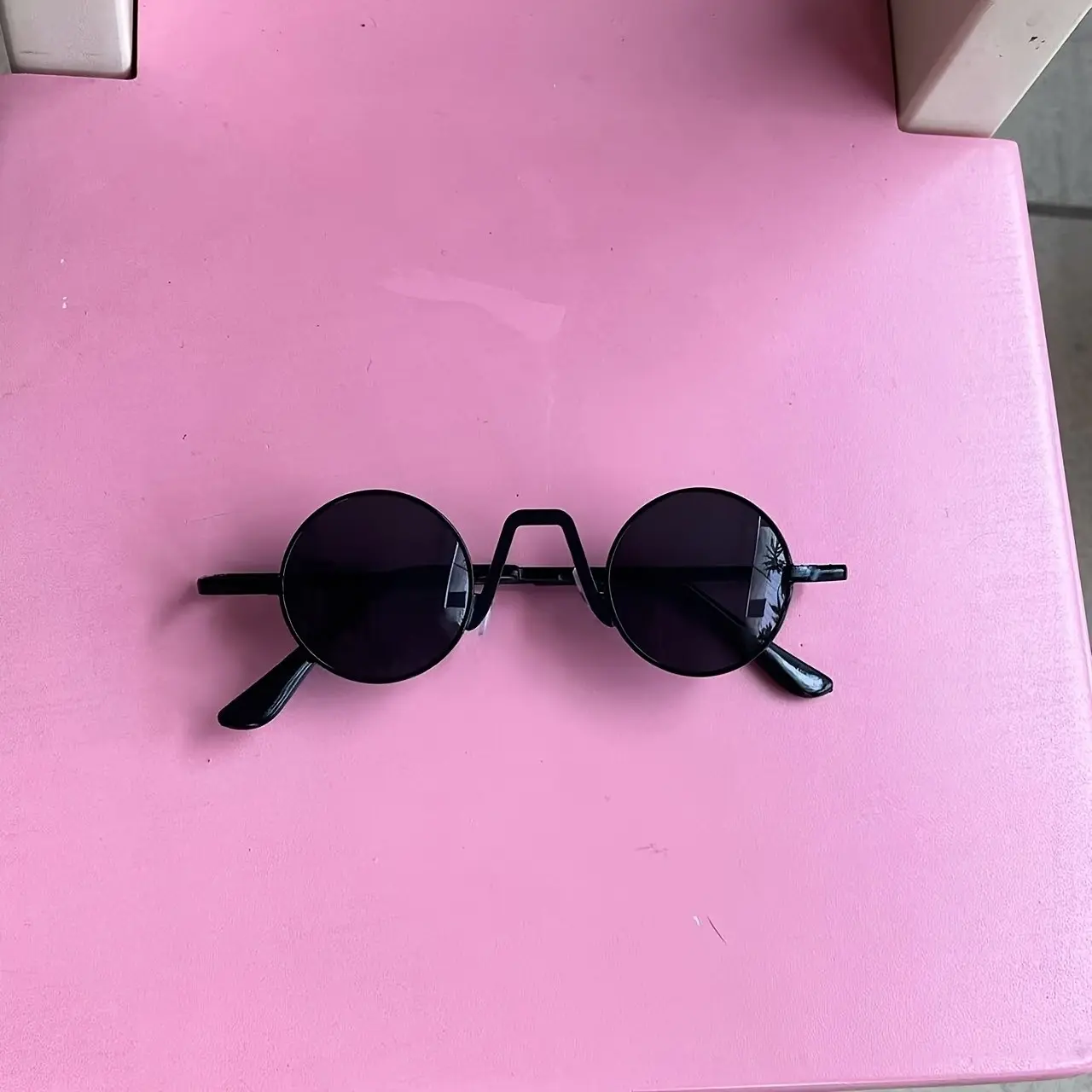 A retro hip-hop sun glasses with small frame and round shape, a Douyin internet celebrity street shooting mini glasses, a funny sunglasses, a little prince glasses, a hip-hop children’s sun glasses
