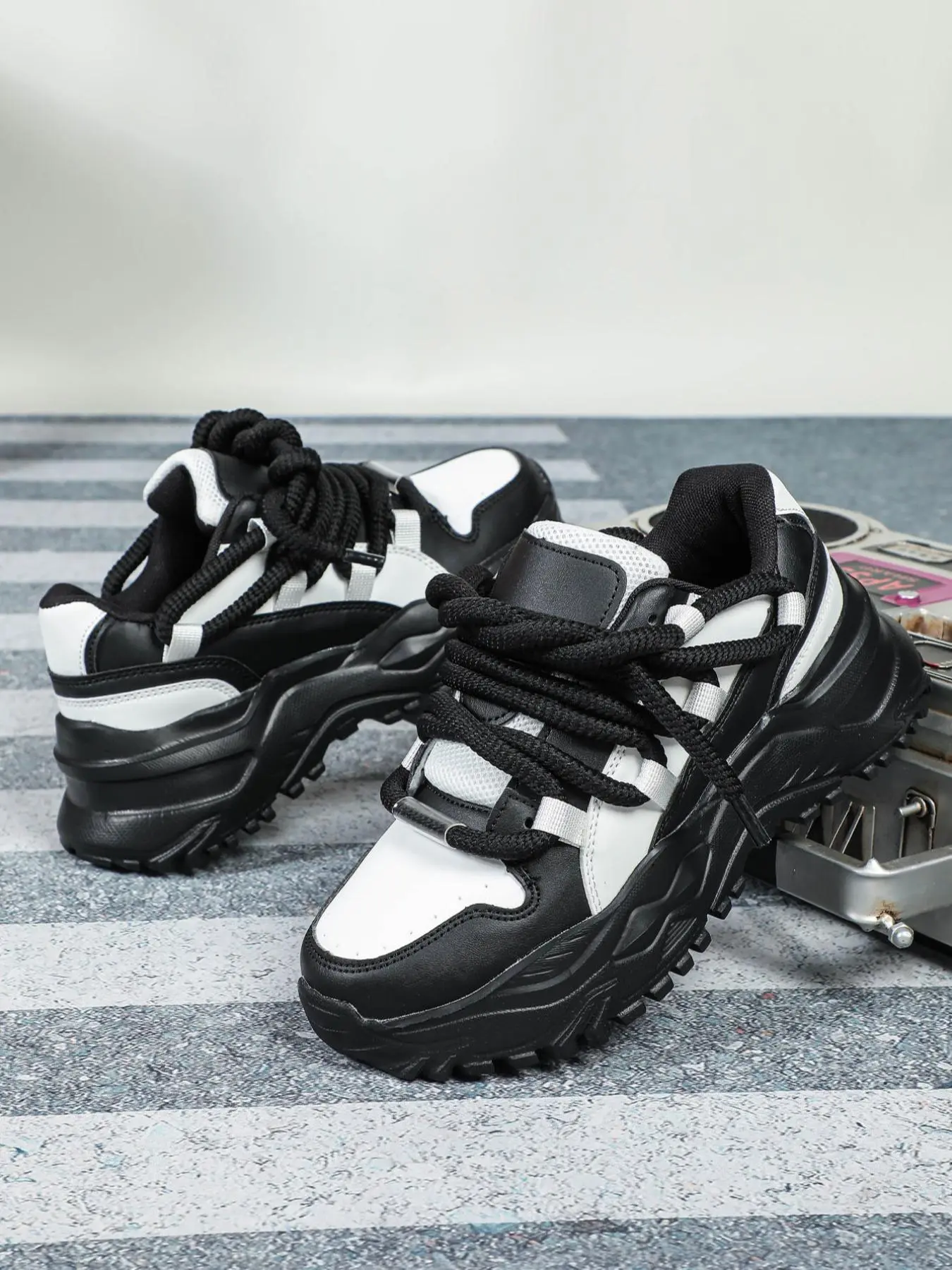 Fashionable Colorblock Lace Up Low Top Sneakers, Casual Comfortable Sports Running Shoes, Trendy All-match Sneakers for Daily Wear, Platform Running Shoes, Sporty Running Shoes, Running Sports Footwear