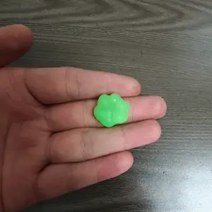 Miniature, cute cat paw-shaped stress-relieving toy. Individually packaged. Squeeze to make it soft and cuddly. Relieves anxiety and stress. Suitable for children and adults.
