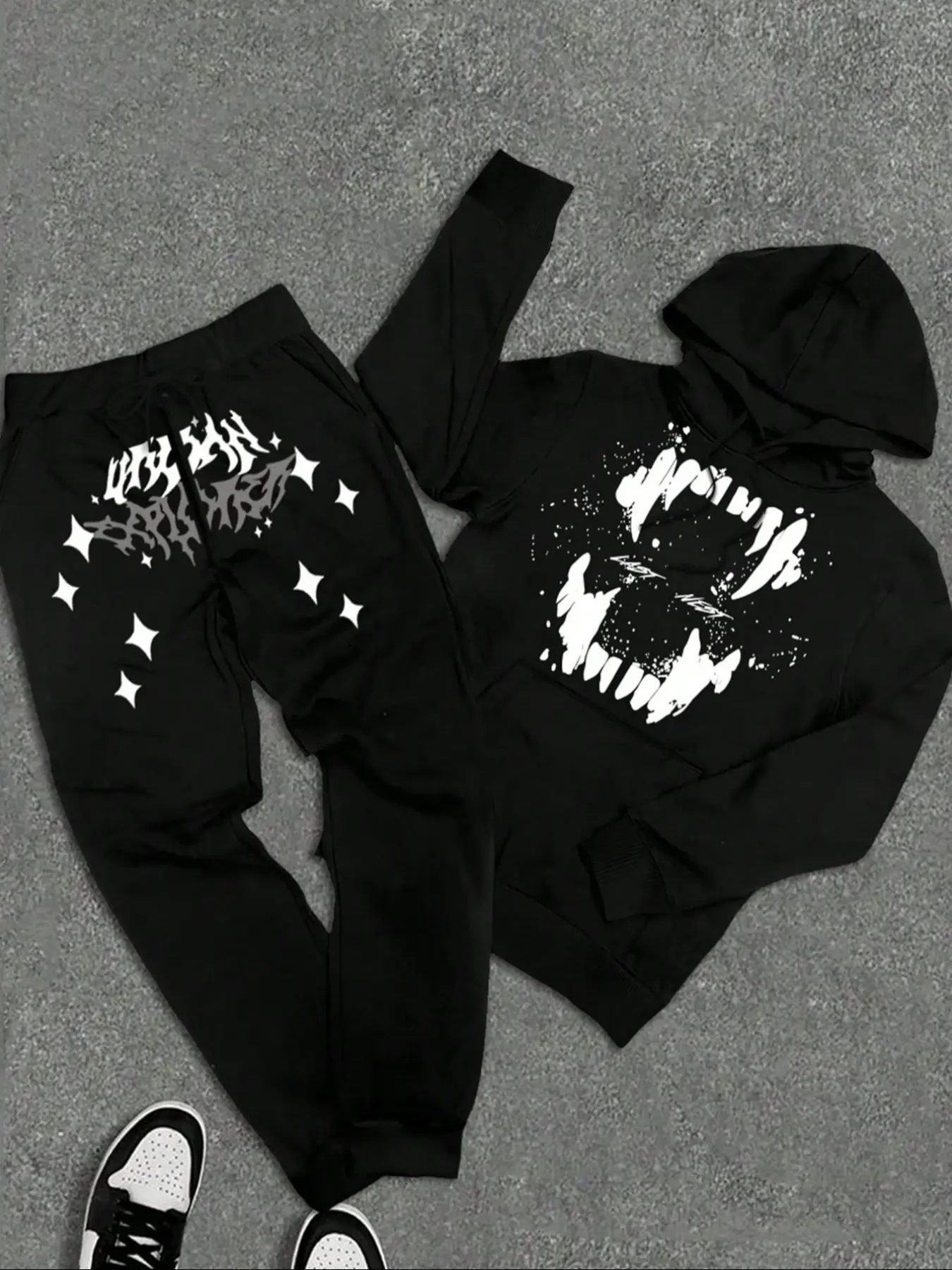 Men's 2 Piece Fall Winter Tracksuit, Gothic Horror Monster Fangs Mouth Star Graffiti Graphic Print Pullover Hoodie & Drawstring Jogger Sweatpants Set, Soft Warm Fleece Dark Streetwear Outfit for Running Gym Daily Loungewear