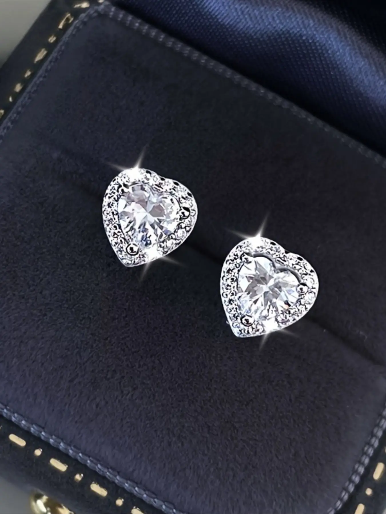 1 Pair Pure Silvery Hypoallergenic Cubic Zirconia High Quality Earrings, Shiny Love Synthetic Earrings, New Style Elegant and Chic Small to Medium High-End Versatile Earrings, Daily Wear, Gift for Vacation and Birthday, Studs, Artificial Zirconia Earrings