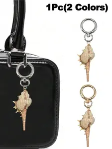 Asymmetric natural sea snail shell keychain, exquisite ocean style snail shell package pendant, package pendant, beach, summer, fashionable and exaggerated women's natural jewelry accessories, packaging accessories, car pendant