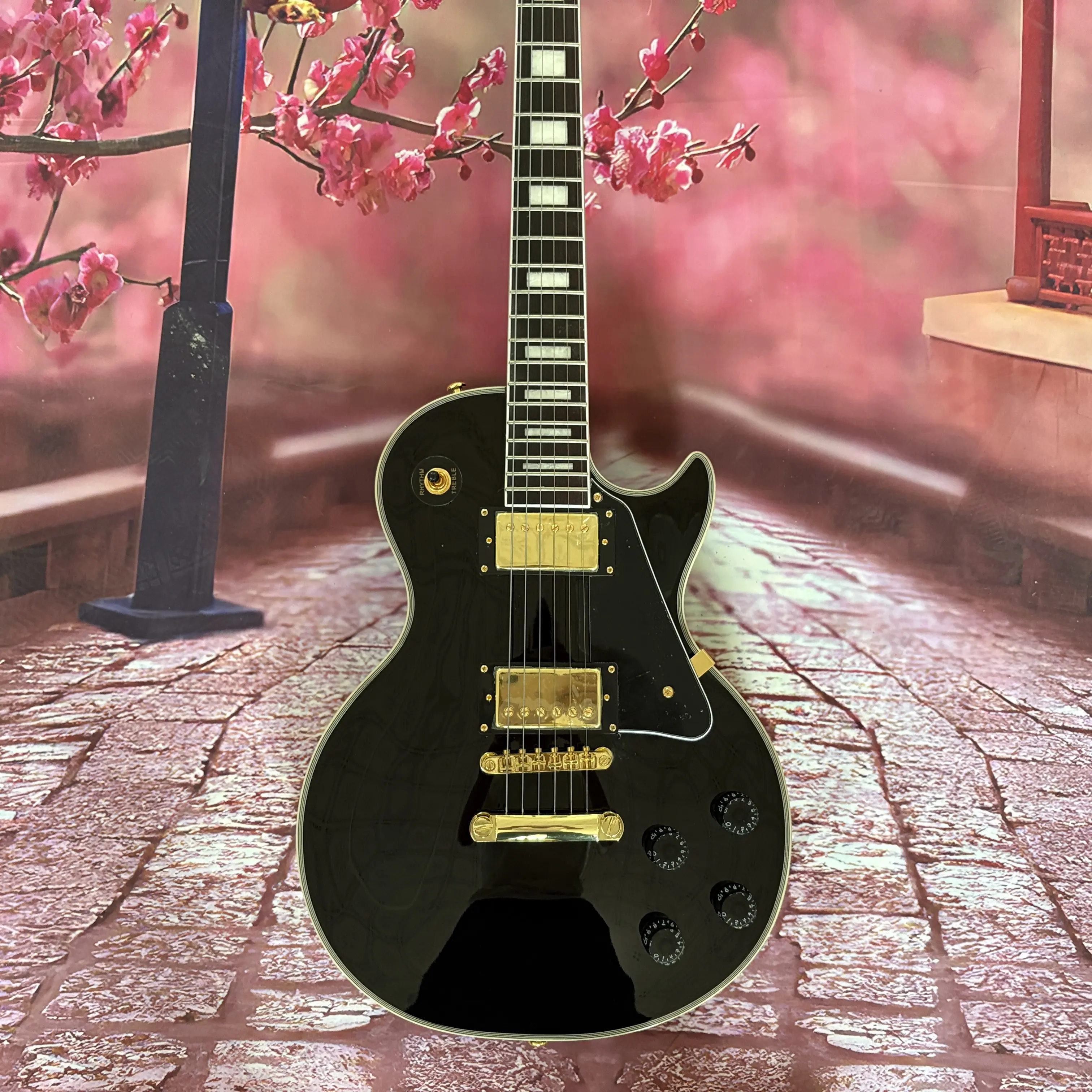 Black LP electric guitar with mahogany body, gold hardware, white binding, rosewood fretboard， 6 strings, 22 frets