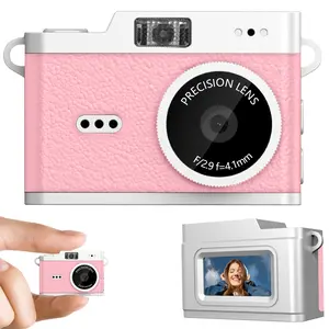 Mini CCD camera, Portable vlog camera, Portable vlogging camera, can be used as a keychain, it supports 1080P high-definition video recording and has a high-resolution lens, suitable for self-portraits during travel