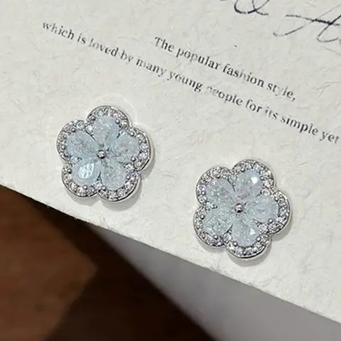 This pair of elegant and delicate zircon flower earrings with a simple and niche design is made of copper for women and is suitable for daily dates and commutes Pretty Studs Dainty Earrings Flower Stud Earrings Studs Earrings Stud Earrings Jewelry