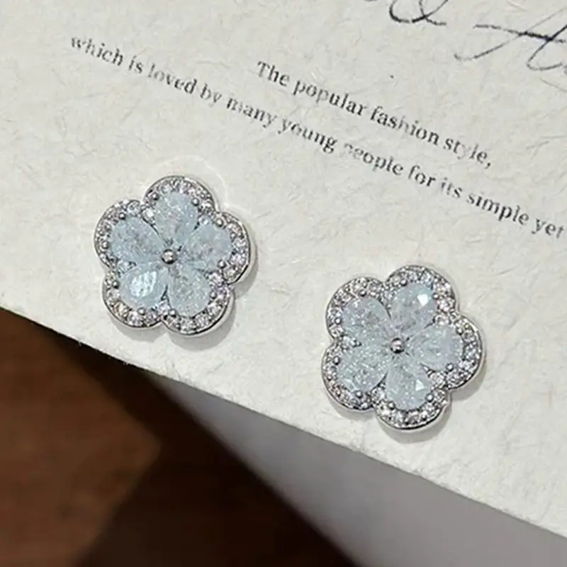 This pair of elegant and delicate zircon flower earrings with a simple and niche design is made of copper for women and is suitable for daily dates and commutes Pretty Studs Dainty Earrings Flower Stud Earrings Studs Earrings Stud Earrings Jewelry