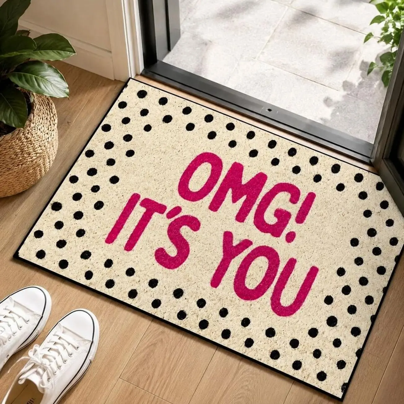 1pc Cute Polka Dot Coir Doormat With Bold Pink "OMG! IT'S YOU" Lettering,  Aesthetic Front Entrance Welcome Mat, Washable Stylish Entryway Decor For Indoor Porch Apartment Home, Funny Novelty Statement Door Mat Gift For Housewarming Friends