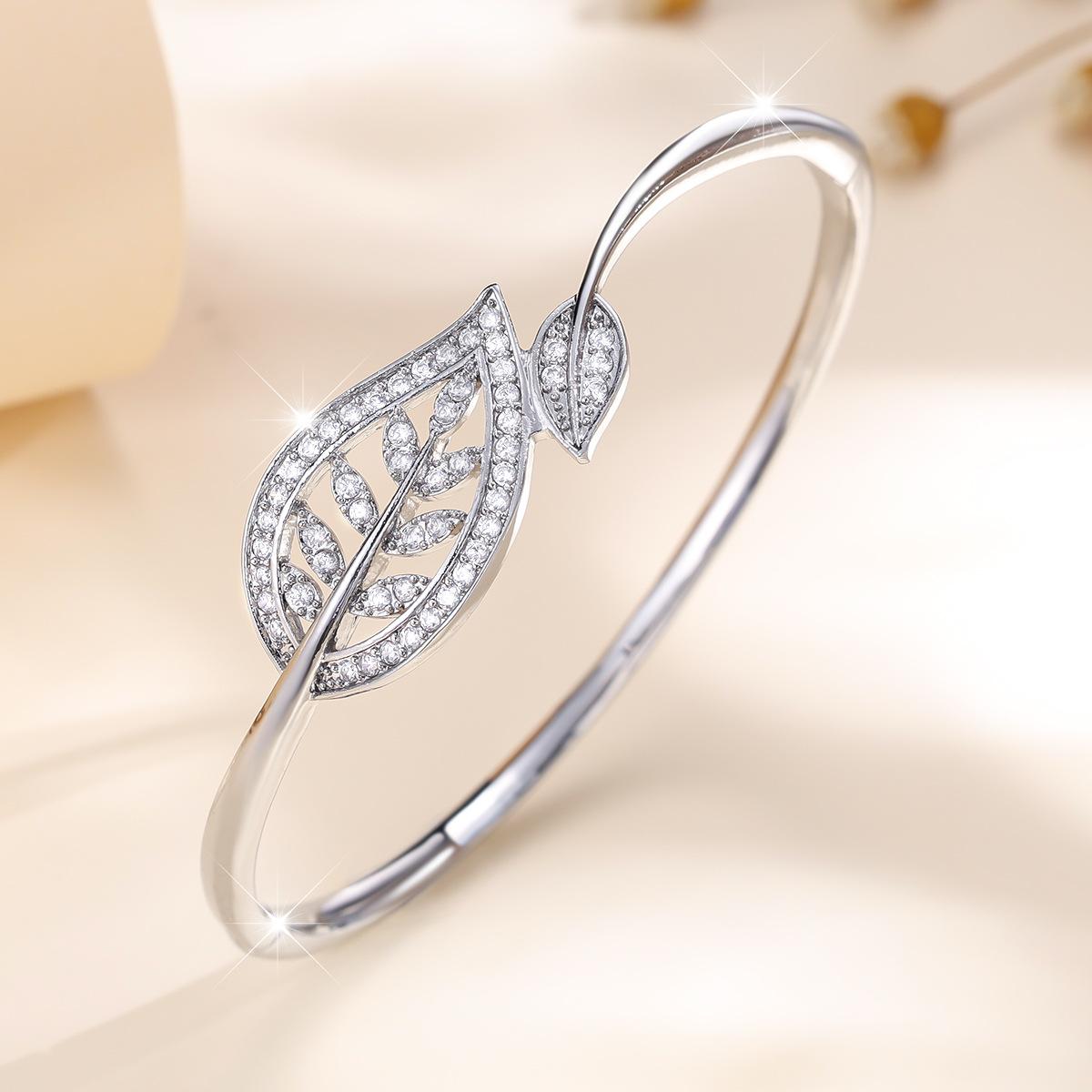 Luxury Leaf Filigree Cuff Bangle Bracelet for Women, Sophisticated Nature Inspired Statement Wrist Accessory, Premium Craftsmanship Timeless Finger Jewelry for Daily Formal Wear, Trending Jewelry Gift