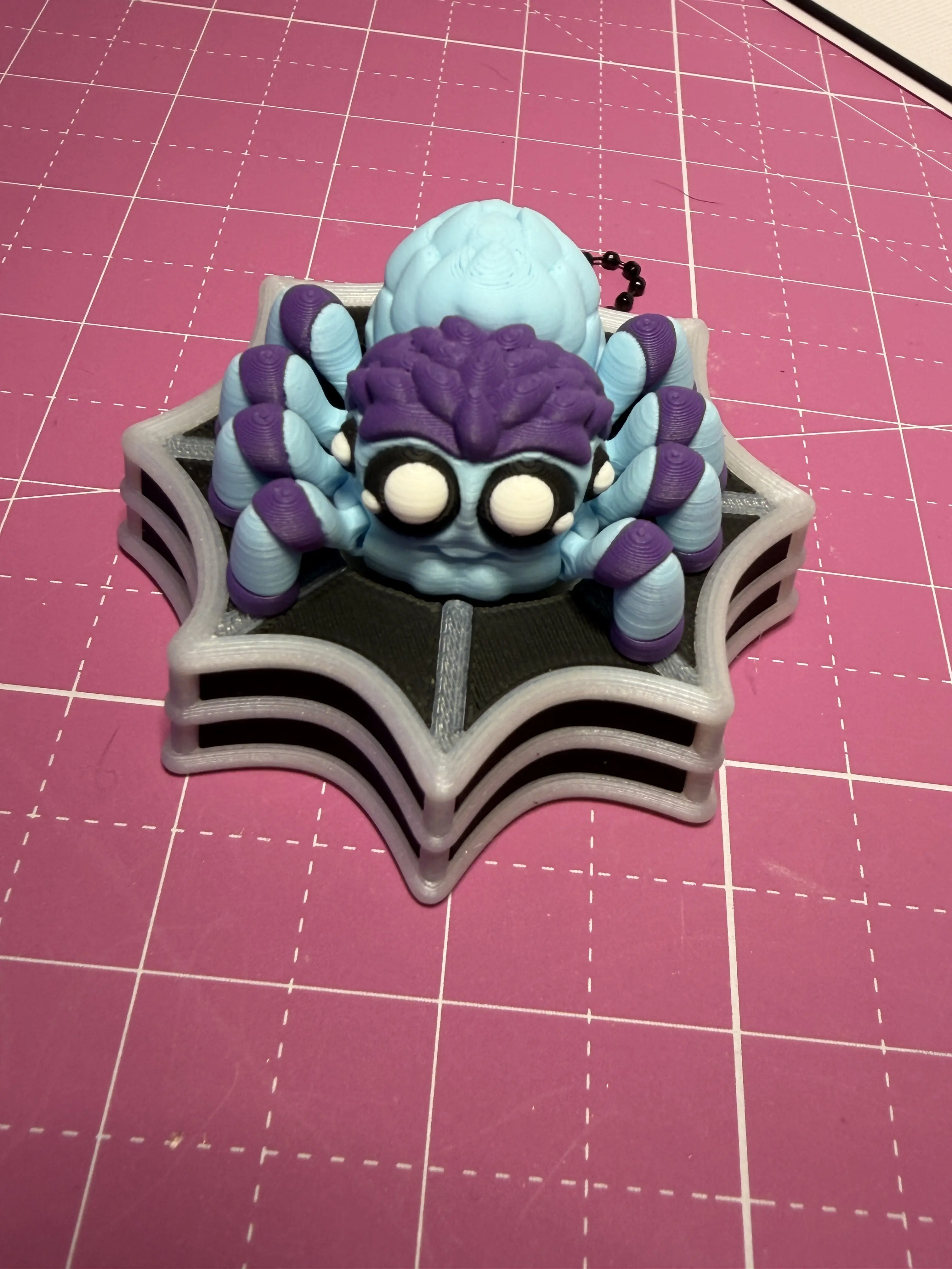 IdMyron Spider Clicker Fidget Toy - Glow-in-the-Dark Web Edition, Home Decor Statue Figurine