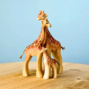 Elegant Resin Giraffe Figurine Set of 3, Resin Animal Sculptures, Animal Design, Warm Gradient Texture, Realistic Wood Grain, Home Decor Ornament for Living Room & Office