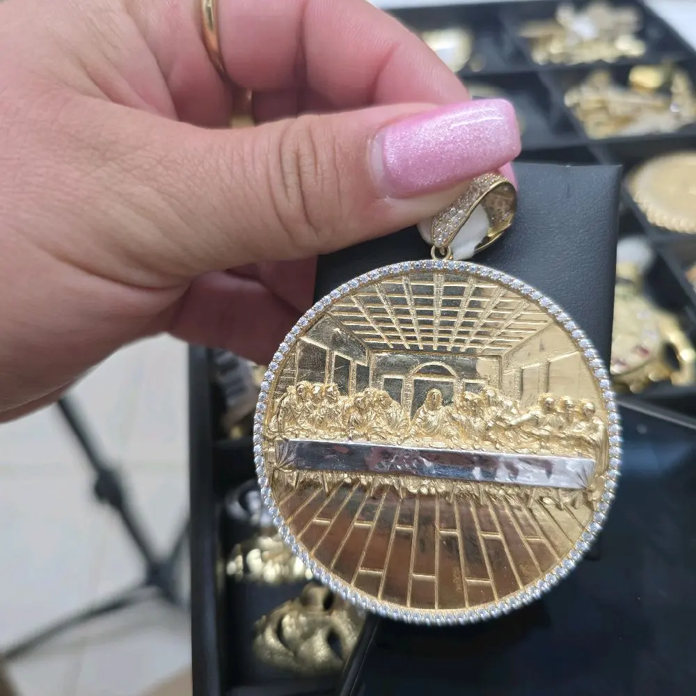 The Last Supper Pendant - Classic Design with Detailed Edges and Removable Chain