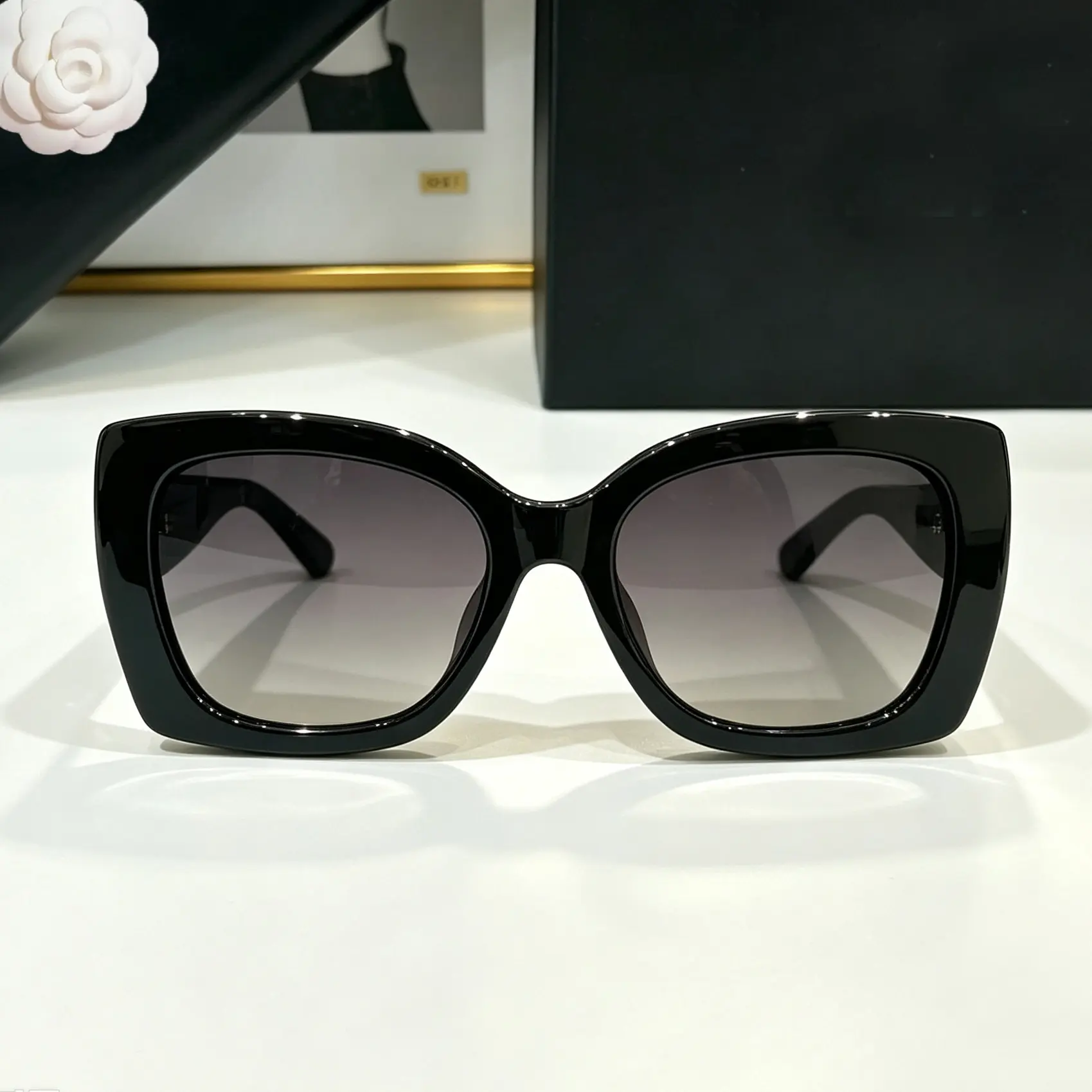 Trendy Oversized Square Frame Sunglasses for Womens Retro Fashion UV400 Protection Sun Glasses Reduce Glare, Driving, Shopping, Running, Travelling