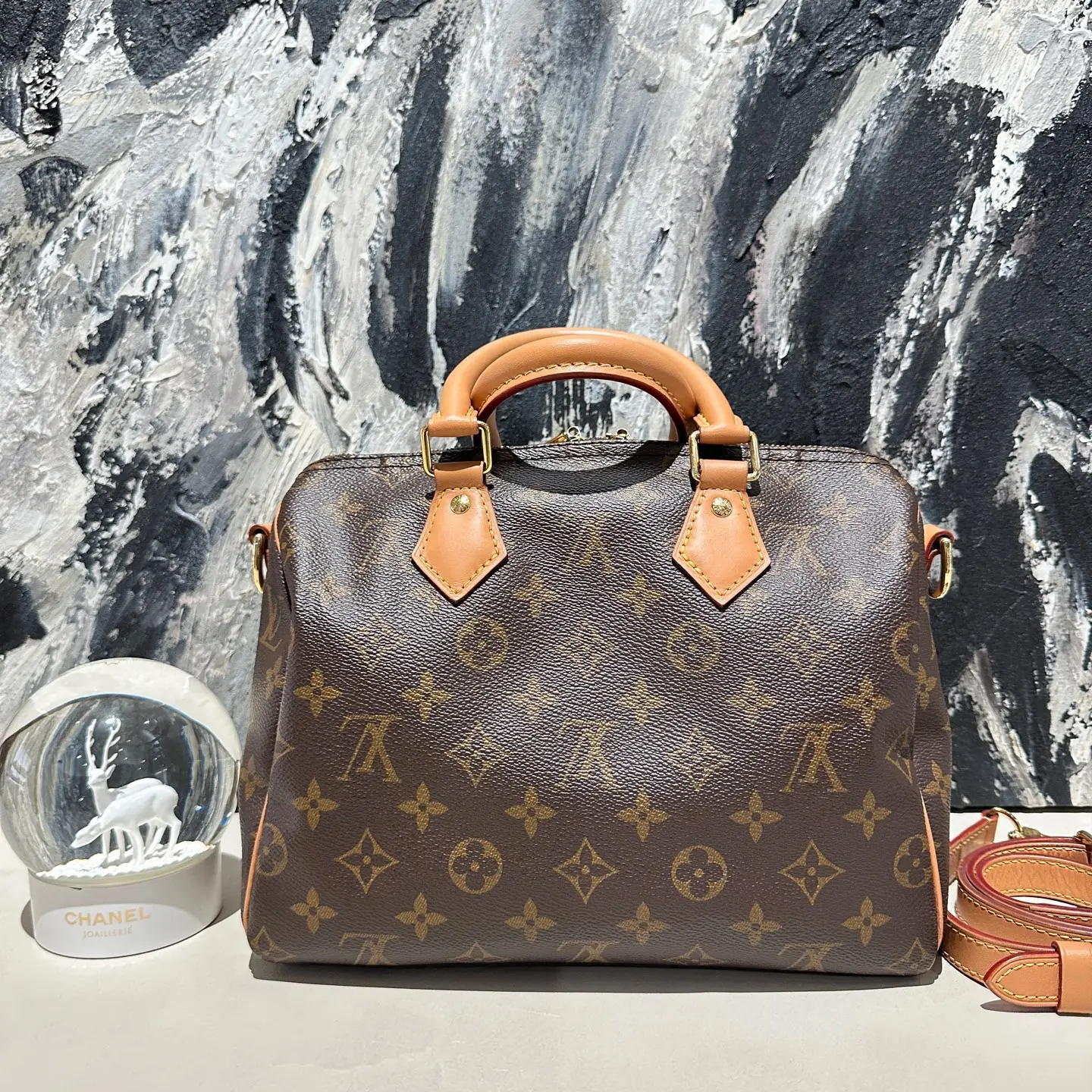 Pre-owned Louis Vuitton speedy 25 monogram with strap microchipped