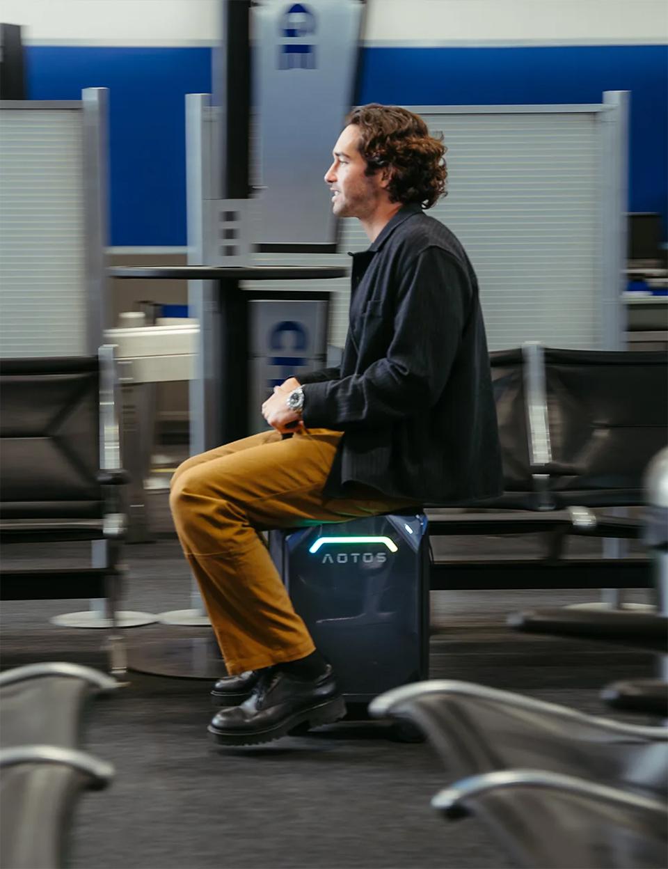 AOTOS L2 smart electric luggage, which is not only a normal suitcase, it is also ridable. You can sit on it, which can reach speeds up to 6.2 mph and travel as far as 6.2 miles on a single charge.