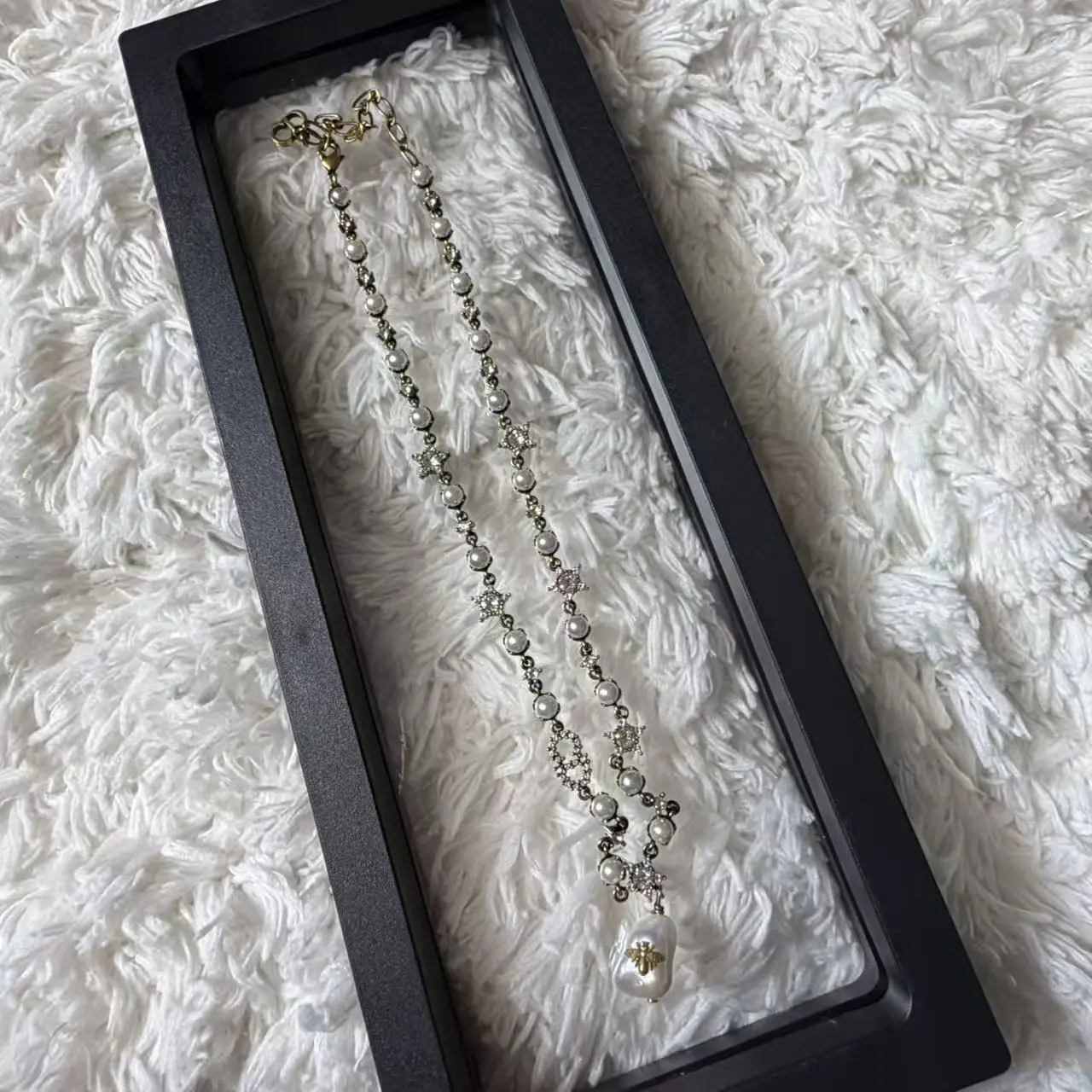 Pre-owned HY Metal Bag Accessories pearl and crystal necklace featuring a bee decorated drop pendant