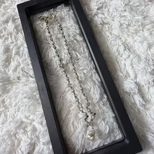 Pre-owned HY Metal Bag Accessories pearl and crystal necklace featuring a bee decorated drop pendant