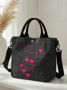 1 piece of 2D printed crossbody bag, Crossbody messenger bag, with leopard print heart pattern, adjustable shoulder strap + snap closure, students/street outings, a street essential that combines aesthetic appeal and practicality