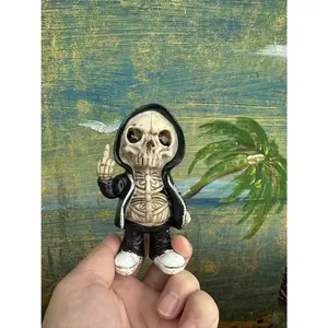 Colorful Resin Skull Figurine Spooky Ornament, Halloween Skeleton Decoration for Car Dashboard Desktop Window Porch, Scary Party Haunted House Display Decor, Cute Gothic Vehicle Interior Home Accent Gift