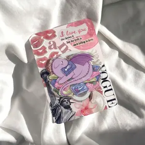 Cute Purple Dragon Reading Book Phone Grip, Kawaii Bookworm Acrylic Phone Holder, Pastel Fantasy BookTok Griptok, Coquette Aesthetic Cellphone Stand for Reader Gift