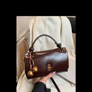 Niche Design Retro Exquisite Flap Handbag with Elegant Textured Finish, Large-Capacity Classic Personalized Crossbody Bag, Casual Shoulder Bag Suitable for Daily Commuting, Work and Gatherings