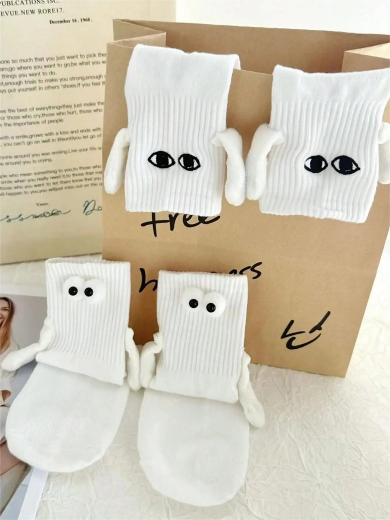 4 Pairs Magnetic Mid-Calf Socks, Cute Cartoon Funny Couple Friends Hand-Holding Socks, Comfortable Soft Socks, All Seasons