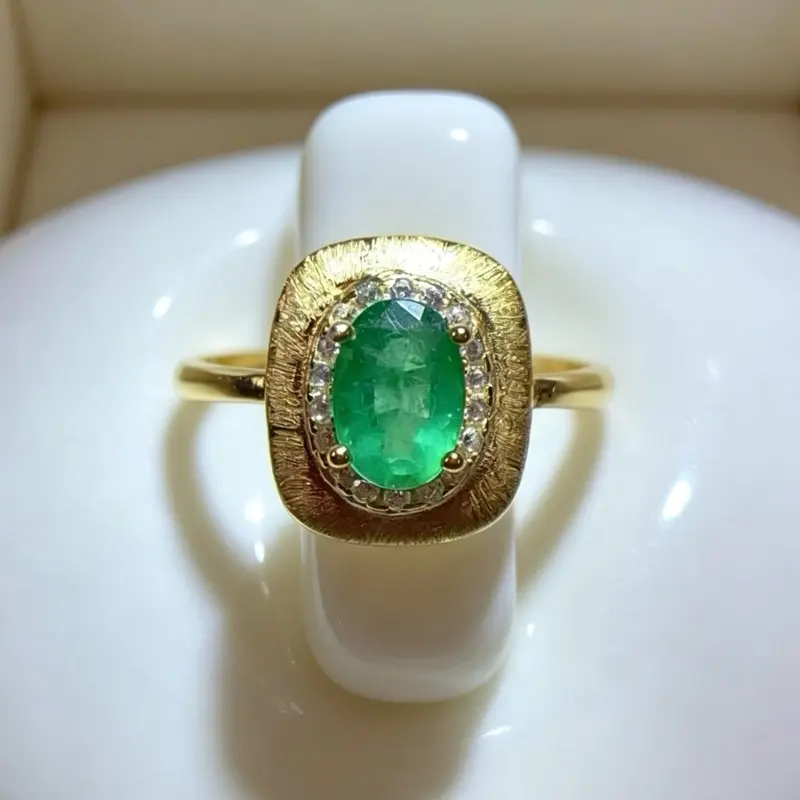 <PingEast jewelry >Emerald ring210——925 Gold-Plated Sterling Silver Ring featuring a 0.75 ct natural Colombian emerald with a brushed finish design. Bright, vivid green with high fluorescence. Elegant, timeless, and effortlessly sophisticated