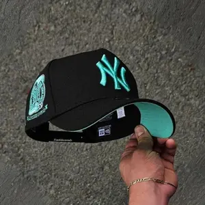New Era 9FORTY New York Yankees Plaid Detail Adjustable Cap – Black Crown with Blue Check Pattern Accent, Classic MLB Streetwear Hat for Men & Women, Limited Edition 2026 Urban Streetwear Gorra premium, ideal para destacr tu estilo en TikTok.