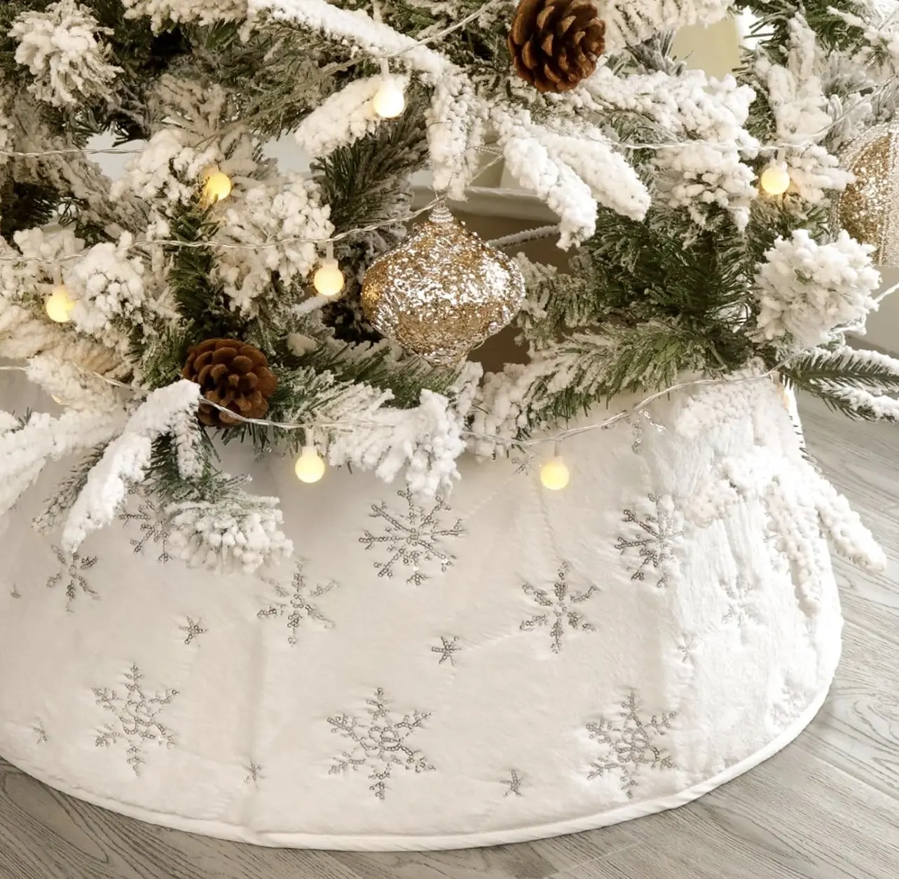 Christmas Tree Collar: Rustic White Luxury Plush Fur Christmas Tree Collars with Sliver Snowflake Sequins Pattern, Size Adjustable Farmhouse Modern Xmas Tree Skirt for Christmas Home Decor