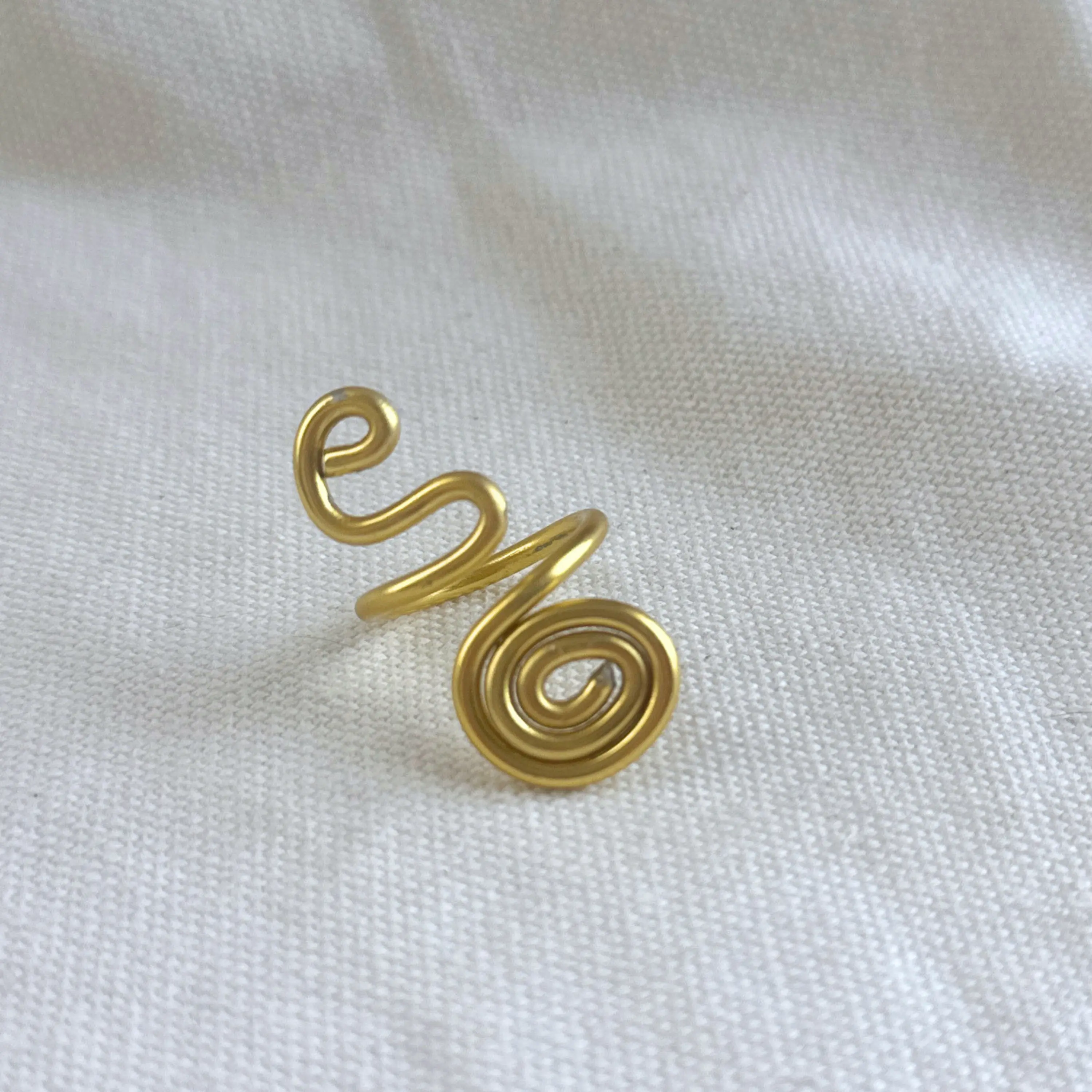 Elegant Gold Wavy Spiral Ring - Adjustable Minimalist Design, Perfect for Everyday Wear, Unisex Jewelry, Stylish and Unique Accessory