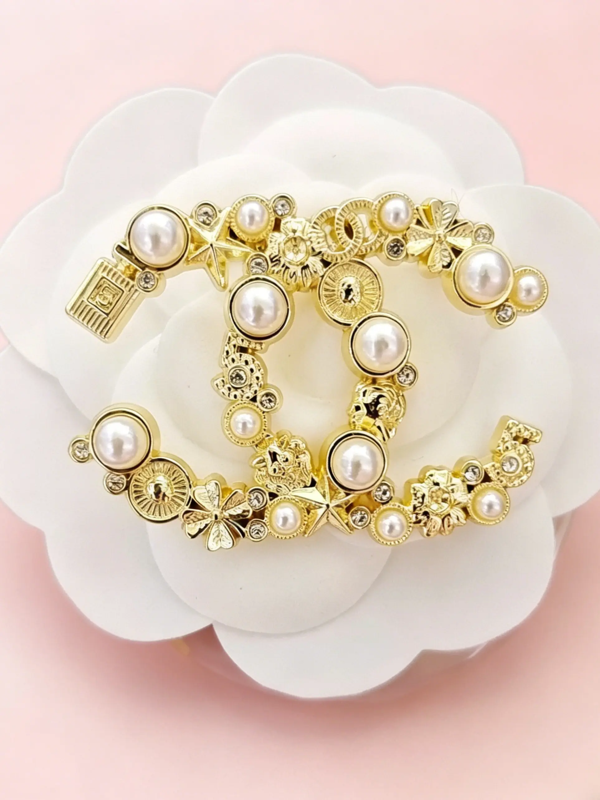 Women's Pearl & Rhinestone Letter Brooch, Gold/Silver Tone Vintage Style Pin, Elegant Accessory for Holiday Parties & Daily Outfits