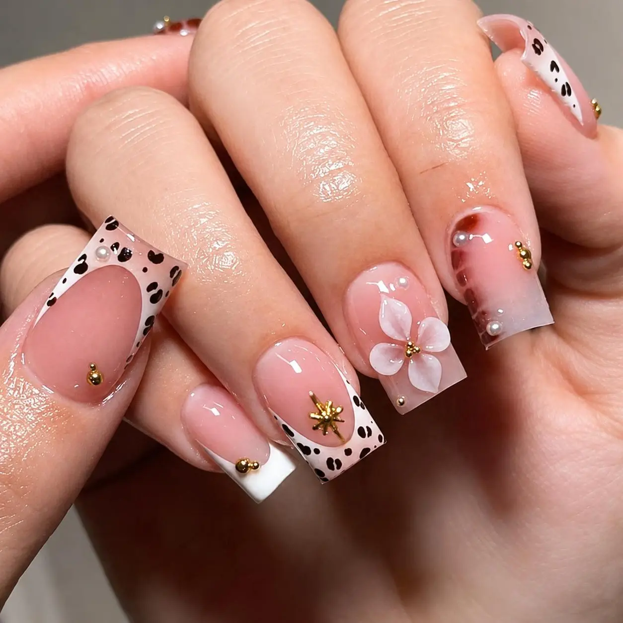 24pcs Leopard Print French Tip Medium Square Press On Nails, 3D Flower Gold Bead Accent Fake Nails, Summer Glam Glue On Nails Kit with Adhesive Tabs & File, Long-Lasting Statement Nails