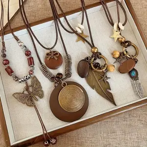 Women’s vintage-style ceramic butterfly and leaf necklace set (4 pieces), suitable for everyday wear and vacations.
