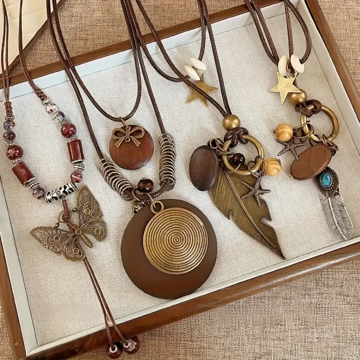 Women’s vintage-style ceramic butterfly and leaf necklace set (4 pieces), suitable for everyday wear and vacations.
