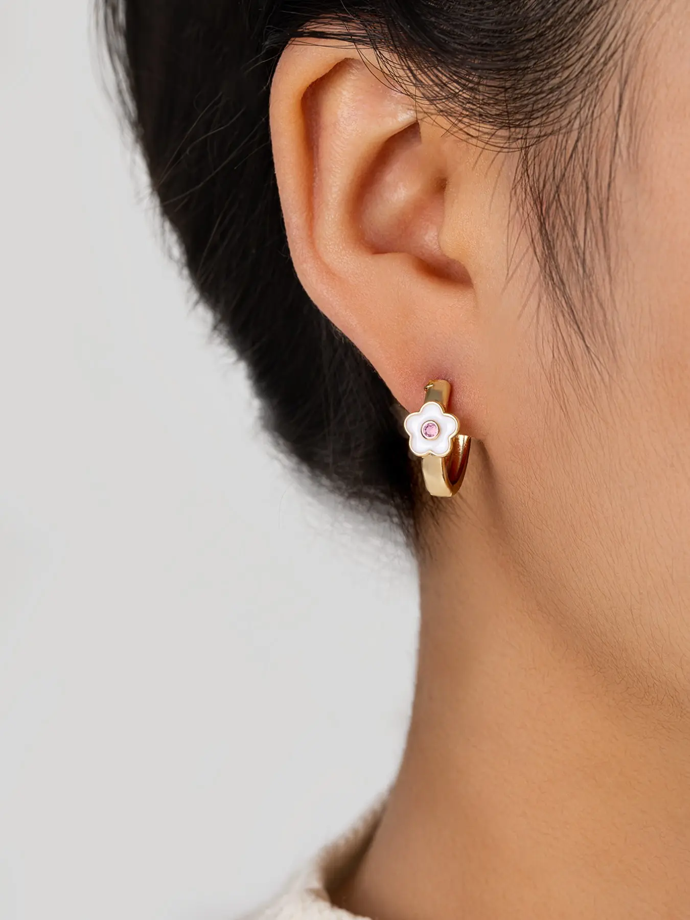 Elegant Simple Zircon Flower Copper Ear Cuff, Versatile Ring Style Women's Earrings, Stylish and Timeless Jewelry Accessory