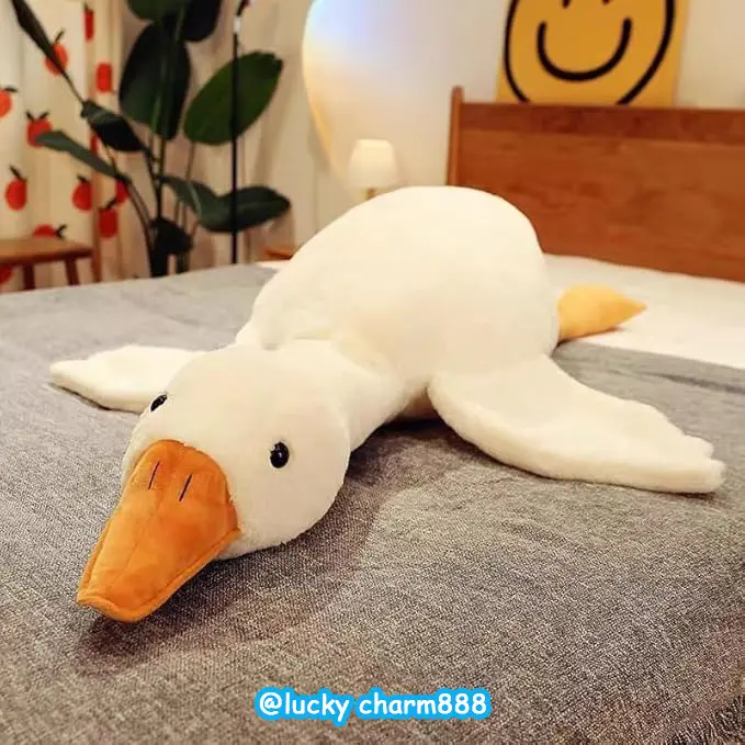 Cute Big White Goose Plush Pillow Toy! Large and irresistibly huggable, it's a favorite for both kids and adults. Suitable for all beds, offering coziness whether you cuddle or clamp it. A practical and sweet sleep companion.