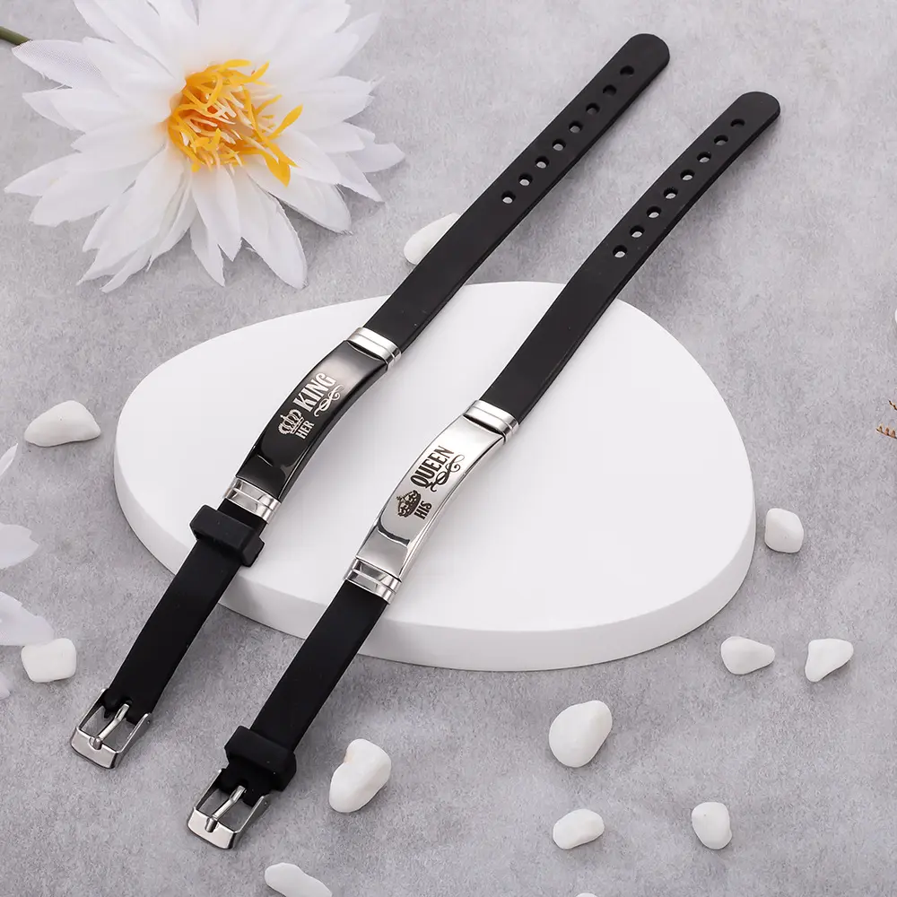 2PCS King & Queen Matching Couple Bracelet Set, Adjustable His Queen Her King Wristbands, Romantic Engraved Pair Bracelets for Anniversary & Valentine’s Day