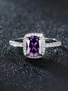 A rectangular purple zirconia ring made of white gold is fashionable, high-end and simple, suitable for women to wear during proposals, travels and daily life