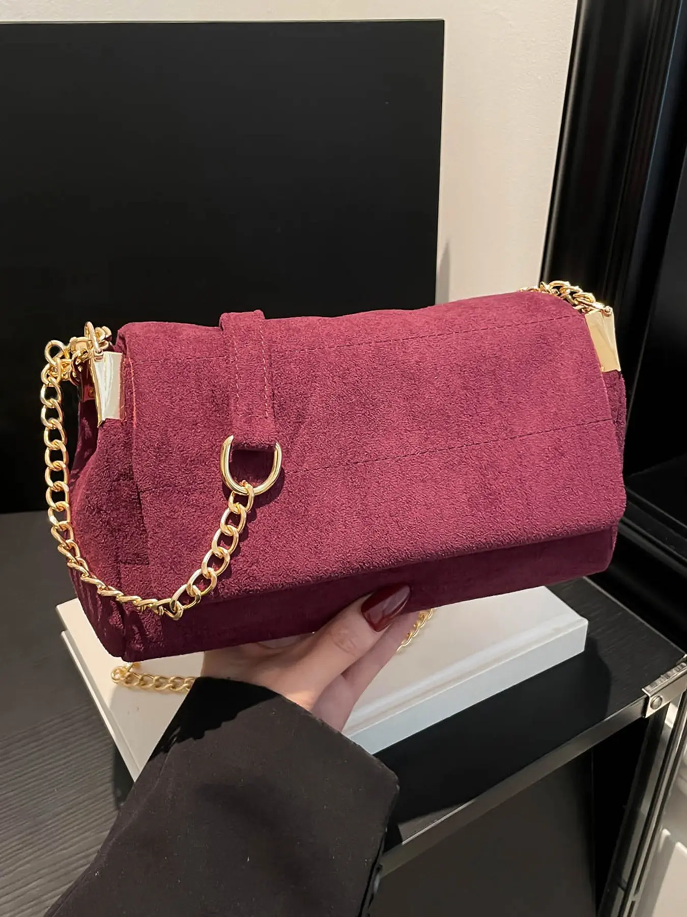Light luxury retro Angola red flip small square bag, niche design versatile chain crossbody bag, Flap Shoulder Bag, multifunctional and lightweight to carry, suitable for daily commuting, leisure occasions, attending parties, parties