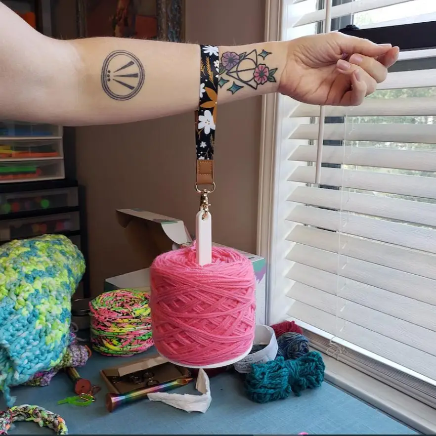 Yarn Holder for Knitting and Crocheting, Portable Acrylic Yarn Holder Spinner with Wrist Rope, Simple Bobbin Winder, Gift for Craft Lovers