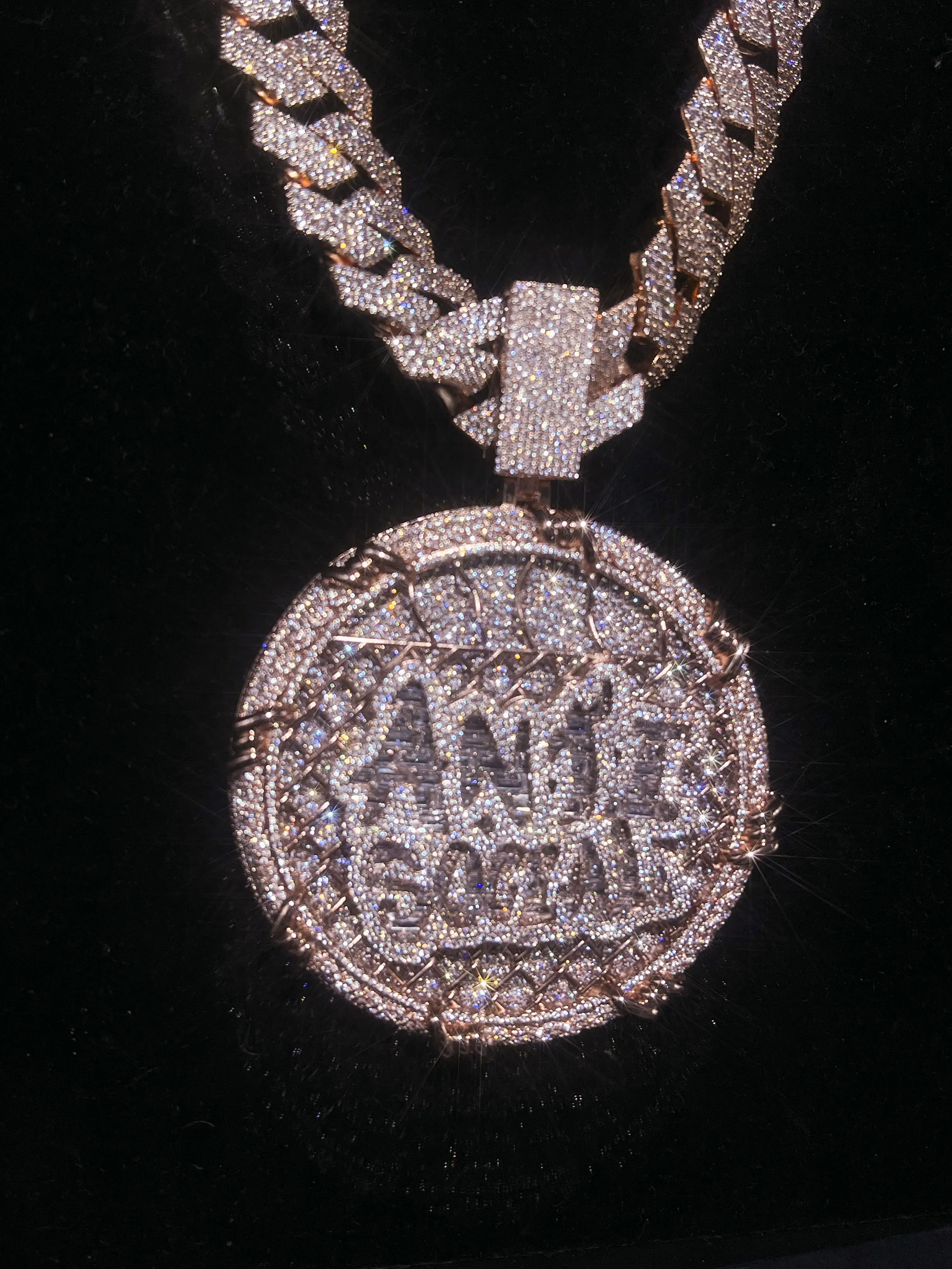 Custom exquisite letter pendant jewelry with diamonds, high-end feel, suitable for luxury occasions, hip-hop style pendant jewelry