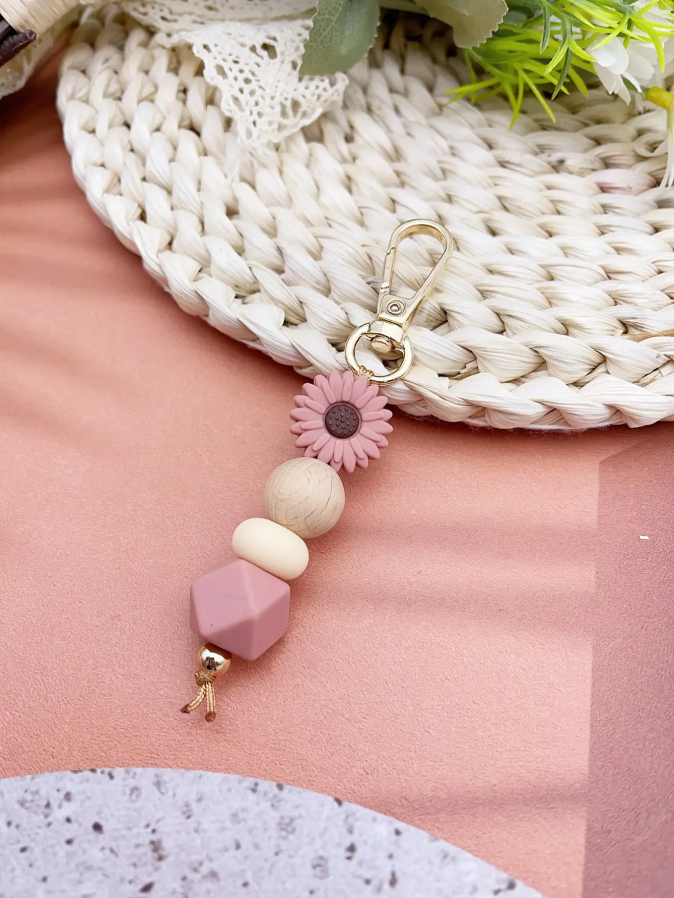 Fashion Elegant Daisy Silicone Keychain, Flower Keychain, Floral Pattern Keychain, Floral Beaded Bag Charm, Teacher Gift Car Pendant, Friend Present, All Seasons Fashion Elegant Daisy Silicone Keychain, Flower Keychain, Floral Pattern Keychain, Floral Beaded Bag Charm, Teacher Gift Car Pendant, Friend Present, All Seasons