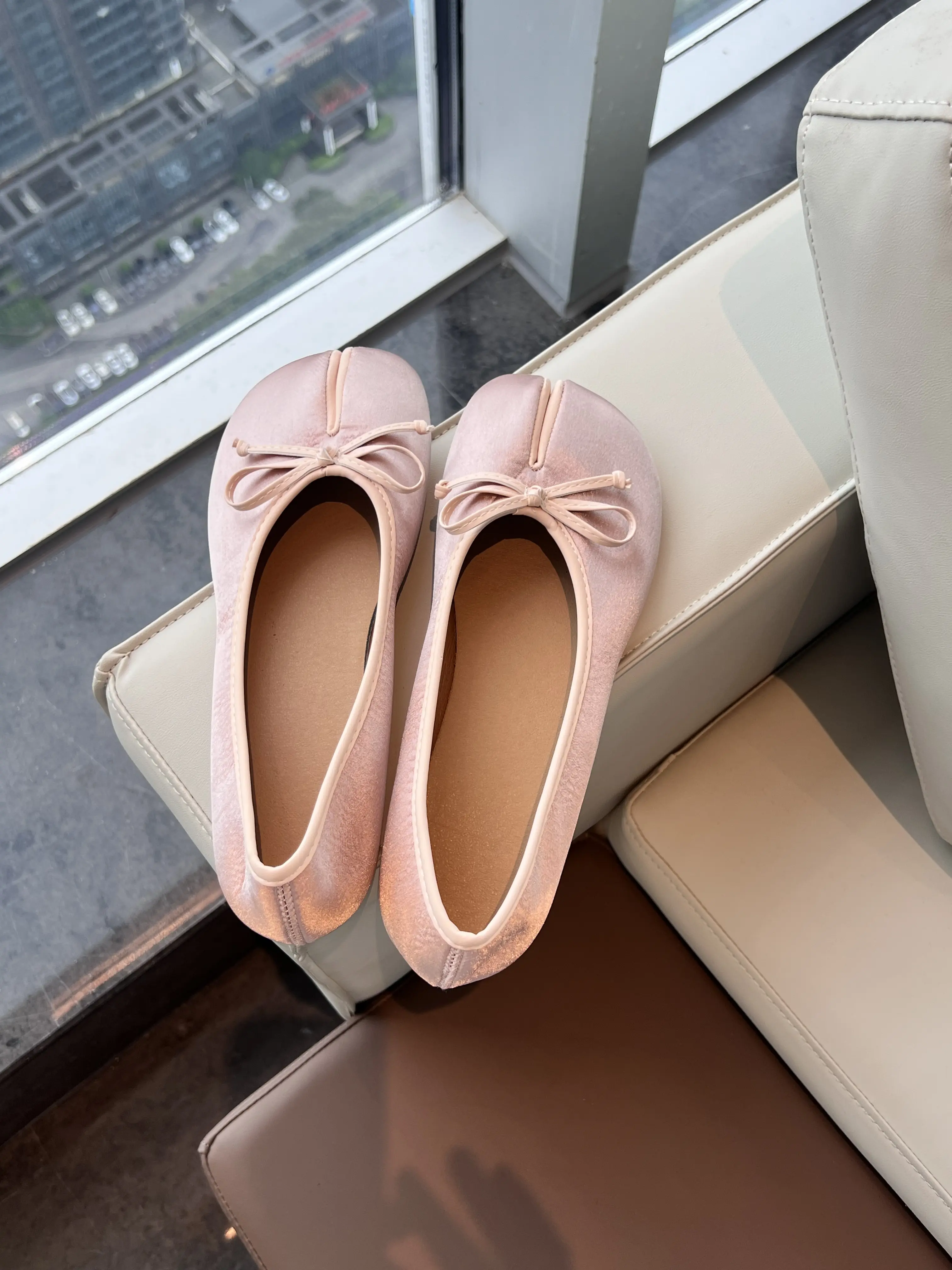 Women’s retro stylish satin ballet flats with bow detail, soft and flexible upper, thickened insoles, non-slip casual flats, suitable for dresses, skirts, and jeans