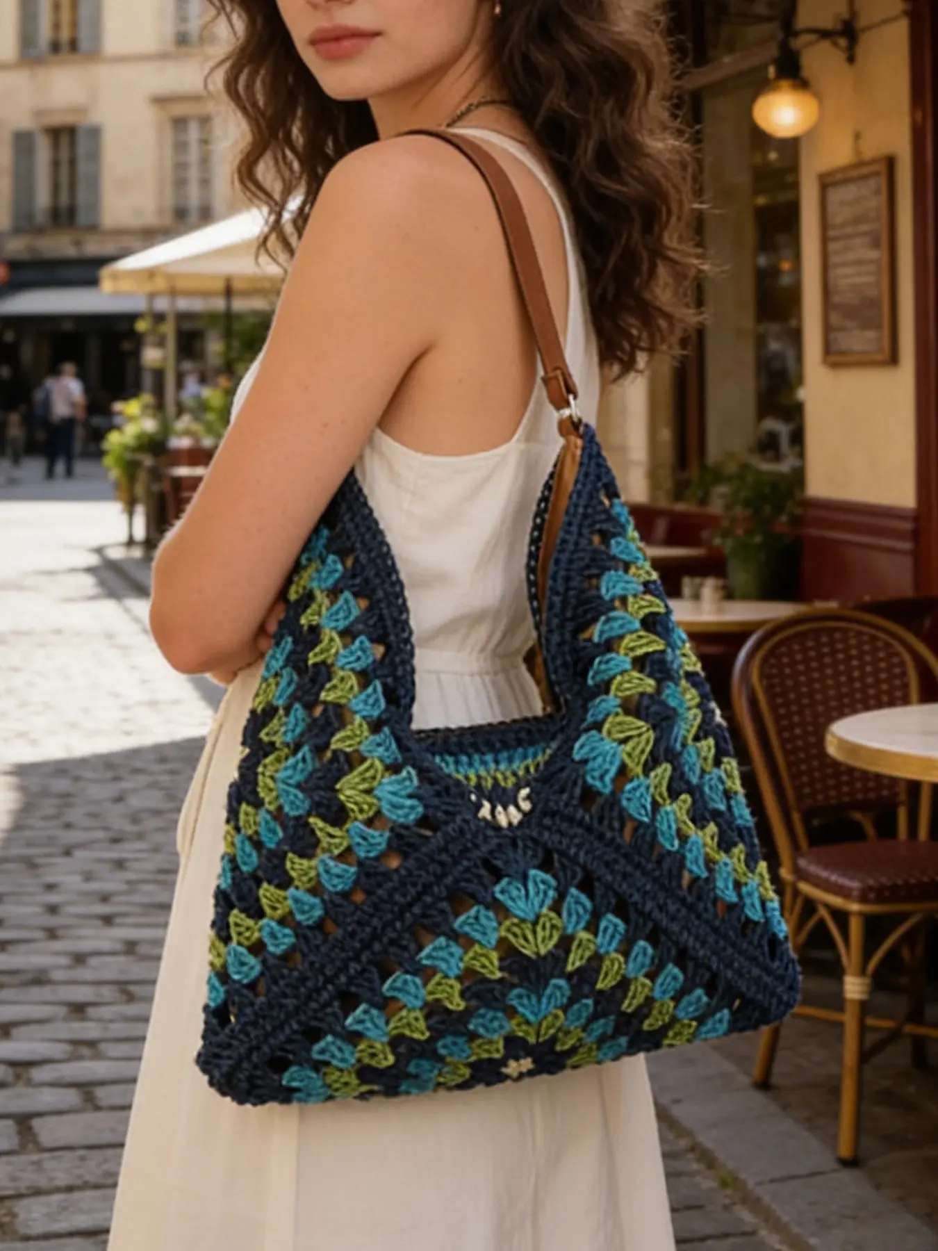 Ladies' fashionable, simple, casual, retro shoulder bag woven with grass is convenient, durable, and versatile, suitable for daily commuting, shopping, and shopping. It is a must-have shoulder bag for ladies